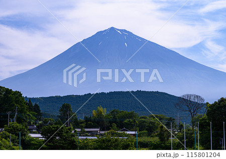 富士宮市より望む富士山のシルエット 115801204