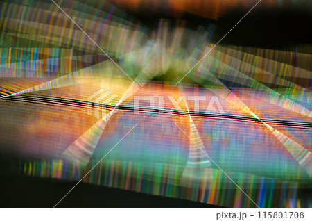 朝日を浴びて虹色に輝くクモの巣 115801708