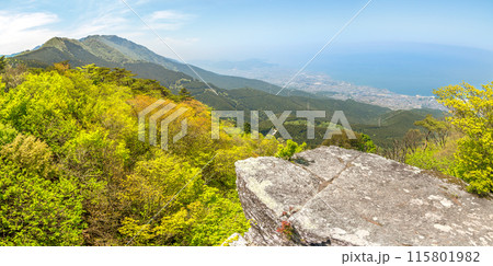 鋸山の山頂から、豊受山と四国中央市を見る!(愛媛県四国中央市富郷町)※作品コメント欄に撮影位置 鋸山の山頂から、豊受山と四国中央市を見る!(愛媛県四国中央市富郷町)※作品コメント欄に撮影位置 115801982