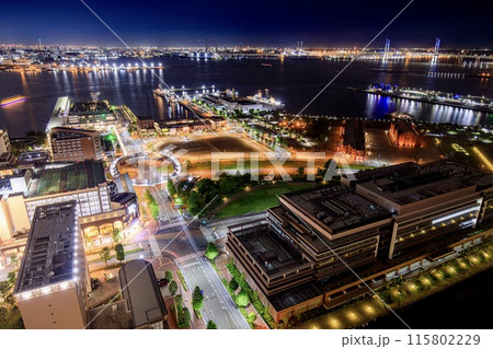 横浜市、赤レンガパークとベイブリッジの夜景 115802229