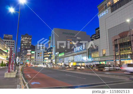 新宿駅と甲州街道の夜 115802513
