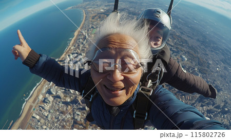 スカイダイビングを楽しむおばあさん 115802726