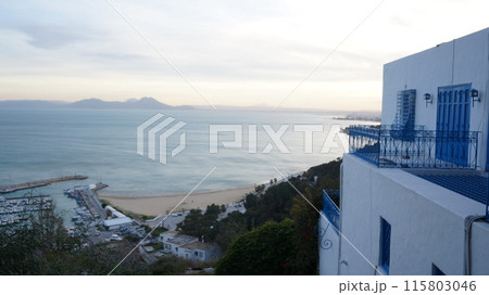 シディブサイド、ハーバーと夕暮れの景色【チュニジア】 115803046