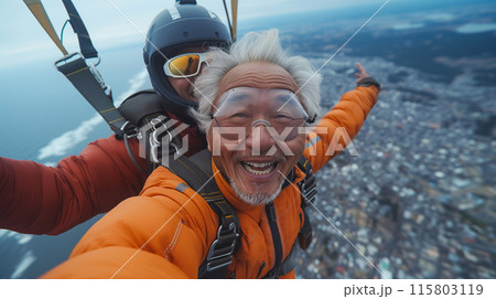 スカイダイビングを楽しむおじいさん スカイダイビングを楽しむおじいさん 115803119