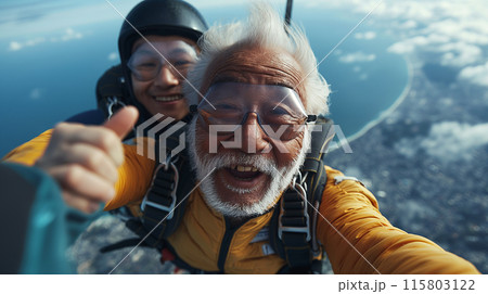 スカイダイビングを楽しむおじいさん 115803122