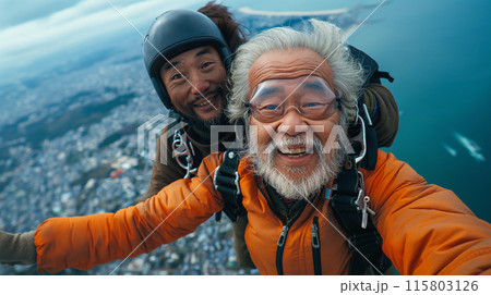 スカイダイビングを楽しむおじいさん 115803126