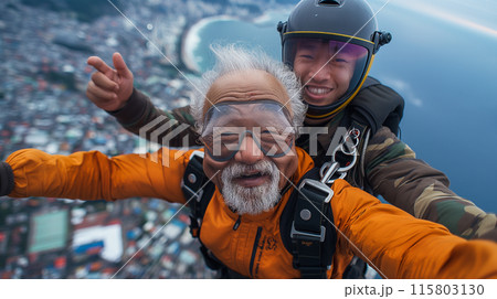 スカイダイビングを楽しむおじいさん 115803130
