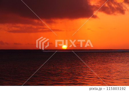 インド洋の貴婦人とも称される島国モーリシャス 世界遺産ルモーン山の麓ブラバン半島からのインド洋の夕陽 インド洋の貴婦人とも称される島国モーリシャス 世界遺産ルモーン山の麓ブラバン半島からのインド洋の夕陽 115803192