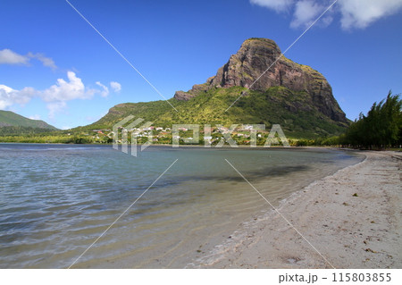「インド洋の貴婦人」島国モーリシャス　リゾート地ブラバン半島のビーチから世界遺産ルモーン山の景色 115803855