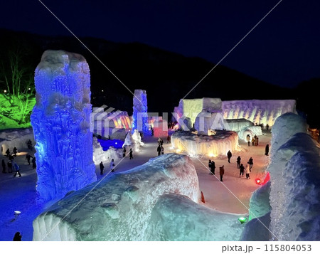 2024年支笏湖氷濤祭りでライトアップされた氷柱 115804053