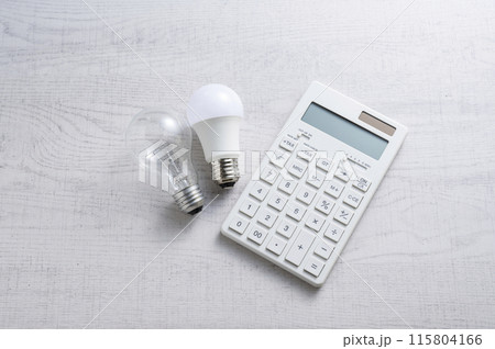 白熱電球とLED電球と電卓 115804166