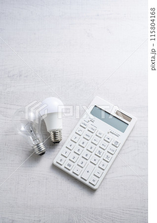 白熱電球とLED電球と電卓 115804168