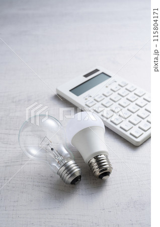 白熱電球とLED電球と電卓 白熱電球とLED電球と電卓 115804171
