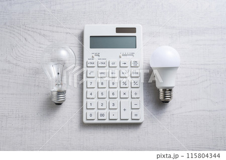 白熱電球とLED電球と電卓 115804344