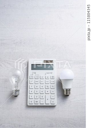 白熱電球とLED電球と電卓 白熱電球とLED電球と電卓 115804345