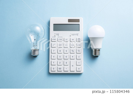 白熱電球とLED電球と電卓 115804346