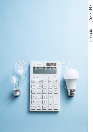 白熱電球とLED電球と電卓 115804347
