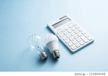 白熱電球とLED電球と電卓 白熱電球とLED電球と電卓 115804348
