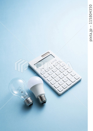 白熱電球とLED電球と電卓 白熱電球とLED電球と電卓 115804350
