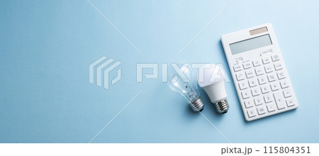 白熱電球とLED電球と電卓 115804351