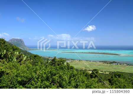 インド洋の貴婦人モーリシャス ブラックリバー県シャマレル村の展望台からラグーンやルモーン山の景色 インド洋の貴婦人モーリシャス ブラックリバー県シャマレル村の展望台からラグーンやルモーン山の景色 115804360