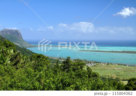 インド洋の貴婦人モーリシャス ブラックリバー県シャマレル村の展望台からラグーンやルモーン山の景色 インド洋の貴婦人モーリシャス ブラックリバー県シャマレル村の展望台からラグーンやルモーン山の景色 115804362