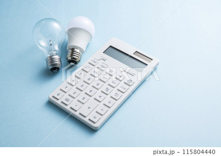 白熱電球とLED電球と電卓 白熱電球とLED電球と電卓 115804440