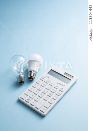 白熱電球とLED電球と電卓 115804442