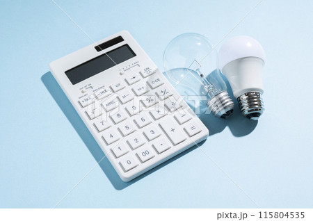 白熱電球とLED電球と電卓 白熱電球とLED電球と電卓 115804535