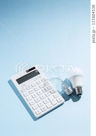 白熱電球とLED電球と電卓 白熱電球とLED電球と電卓 115804536