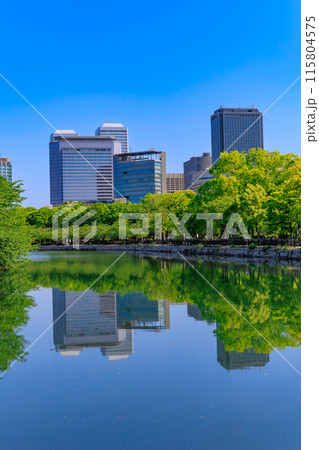 大阪府　大阪市　大阪城公園の中にある外堀と大阪ビジネスパーク 115804575
