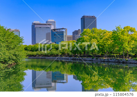 大阪府　大阪市　大阪城公園の中にある外堀と大阪ビジネスパーク 115804576