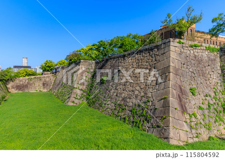 大阪府 大阪市 大阪城公園の中にある内堀と石垣 大阪府 大阪市 大阪城公園の中にある内堀と石垣 115804592