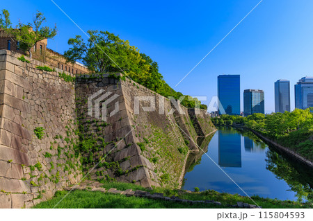 大阪府 大阪市 大阪城公園の中にある内堀と石垣 大阪府 大阪市 大阪城公園の中にある内堀と石垣 115804593