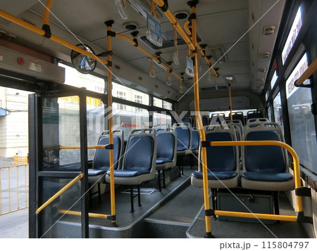 ベトナム・ハノイ バスの車内 115804797