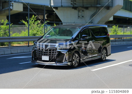 走行中のミニバン 走行中のミニバン 115804869