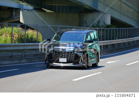走行中のミニバン 走行中のミニバン 115804871
