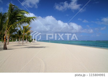 インド洋の貴婦人モーリシャス 世界文化遺産ルモーン山の麓のリゾート地ブラバン半島のビーチと青い海 インド洋の貴婦人モーリシャス 世界文化遺産ルモーン山の麓のリゾート地ブラバン半島のビーチと青い海 115804991