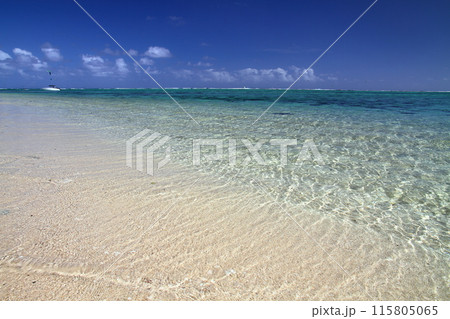 インド洋の貴婦人モーリシャス　世界文化遺産ルモーン山の麓のリゾート地ブラバン半島のビーチから青い海 115805065