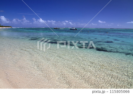 インド洋の貴婦人モーリシャス 世界文化遺産ルモーン山の麓のリゾート地ブラバン半島のビーチから青い海 インド洋の貴婦人モーリシャス 世界文化遺産ルモーン山の麓のリゾート地ブラバン半島のビーチから青い海 115805066