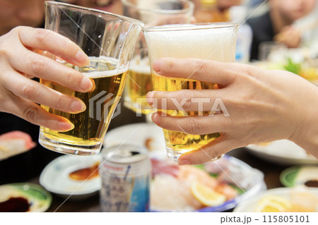 ホームパーティーでの乾杯 115805101