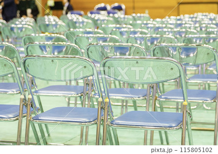 入学式 卒業式 体育館に並ぶパイプ椅子 入学式 卒業式 体育館に並ぶパイプ椅子 115805102