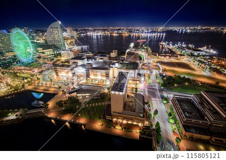 横浜市、横浜ワールドポーターズとコスモワールドの夜景 横浜市、横浜ワールドポーターズとコスモワールドの夜景 115805121