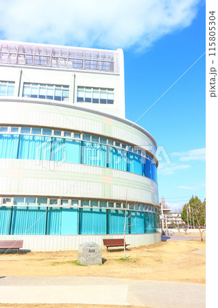 岐阜県各務原市、各務原市立中央図書館の風景 115805304