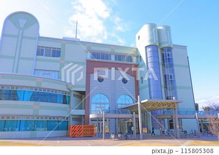 岐阜県各務原市、各務原市立中央図書館の風景 115805308