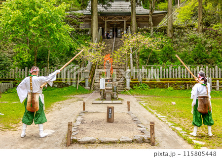 金剛山で祈祷する行者(奈良県御所市高天)※作品コメント欄に撮影位置 金剛山で祈祷する行者(奈良県御所市高天)※作品コメント欄に撮影位置 115805448