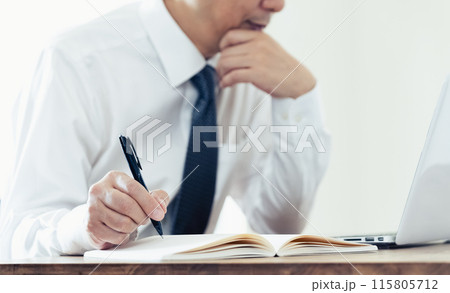 ノートパソコンで仕事をする男性の手元 115805712