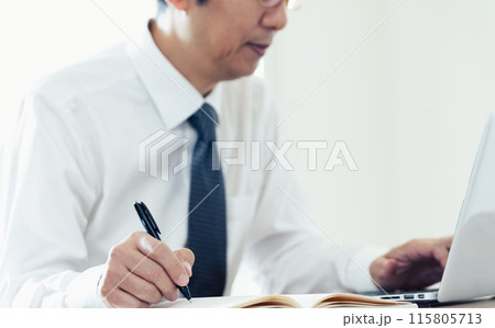 ノートパソコンで仕事をする男性の手元 115805713