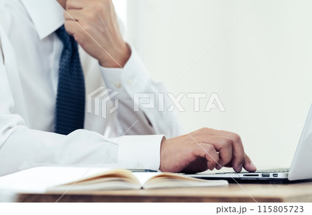ノートパソコンで仕事をする男性の手元 115805723