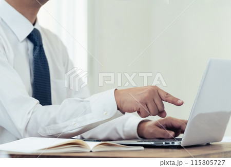 ノートパソコンで仕事をする男性の手元 115805727